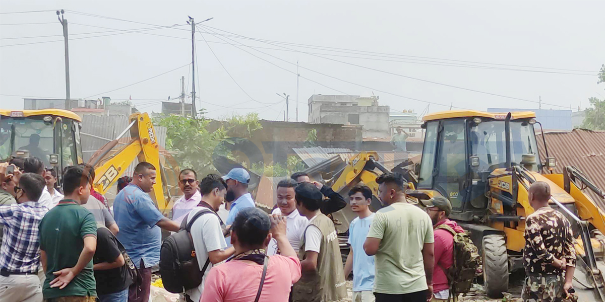 बिर्तामोडको वुधवारे हटियाका टहरा हटाउन नगरपालिकाले चलायो डोजर (भिडियोसहित) 