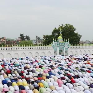 मुस्लिम समुदायले आज ईद उल फित्र पर्व मनाउँदै 