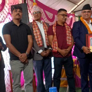 कवि अभागी थेगुवालाई नगदसहित सम्मान कवि अभागी थेगुवालाई नगदसहित सम्मान