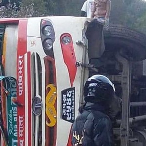 शैक्षिक भ्रमणमा गएको निदी स्कुलको बस दुर्घटना, ६ जना घाइते