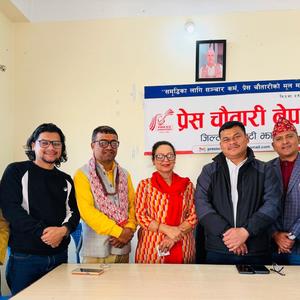 प्रेस चौतारी झापाको उपचार कोषलाई पत्रकार निरौलाको सहयोग 