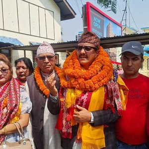 भियतनाममा माधव कल्पितलाई अन्तर्राष्ट्रिय सम्मान,  झापा आइपुगेका उनलाई भद्रपुर बिमान स्थलमा भव्य स्वागत 