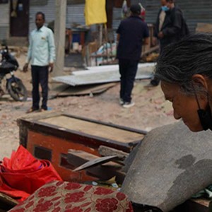 स्थानीयले नै सामान सारिरहेकोले अहिले डोजर चलेको छैन 