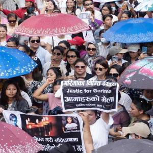 बलात्कारीलाई मृत्यु दण्डको सजाय माग गर्दै प्रदर्शन बलात्कारीलाई मृत्यु दण्डको सजाय माग गर्दै प्रदर्शन