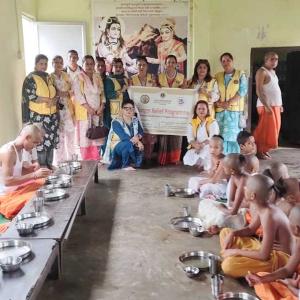लायन्स क्लव अफ बिर्तामोड स्मार्ट लेडीले खुवायो गुरुकुलका वटुकलाई विहानको खाना लायन्स क्लव अफ बिर्तामोड स्मार्ट लेडीले खुवायो गुरुकुलका वटुकलाई विहानको खाना