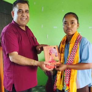 हाम्रो नेपाल साकोसका कार्यवाहक अध्यक्ष तथा पत्रकार राजेन्द्र गौतमद्धारा जेहेनदार छात्राको अध्ययनमा सहयोग हाम्रो नेपाल साकोसका कार्यवाहक अध्यक्ष तथा पत्रकार राजेन्द्र गौतमद्धारा जेहेनदार छात्राको अध्ययनमा सहयोग