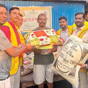 आगलागी पिडीतलाई लायन क्लव अफ बिर्तामोड सिटीले गर्यो राहत वितरण   