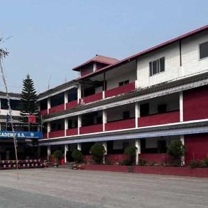 रसुवा बाढीपीडितका लागि हिमालयन इङ्लिस स्कुल परिवारको १ लाख ५२ हजार सहयोग 
