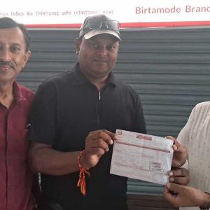 कलवार सेवा समिति झापाद्धारा १ लाख ६३ हजार बढी प्रधानमन्त्री राहत कोषमा सहयोग कलवार सेवा समिति झापाद्धारा १ लाख ६३ हजार बढी प्रधानमन्त्री राहत कोषमा सहयोग