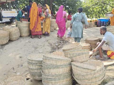 छठ पर्वमा प्रयोग हुने बाँसका सामग्रीको तराईका बजारमा किनबेच बढ्यो  
