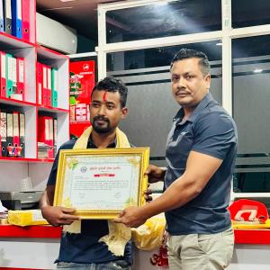 पूर्वेली ढुवानी सेवा प्रा.लि द्वारा असोज महिनाको ‘चालक अफ द मन्थ’ प्रदान
