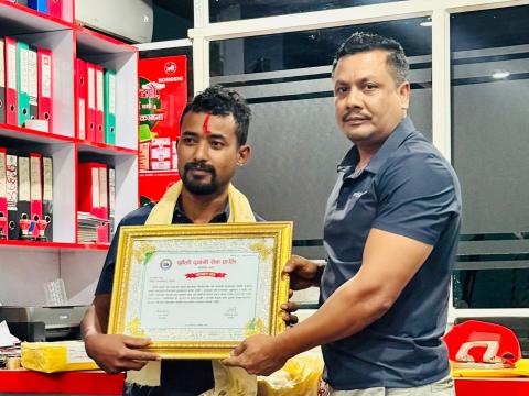 पूर्वेली ढुवानी सेवा प्रा.लि द्वारा असोज महिनाको ‘चालक अफ द मन्थ’ प्रदान