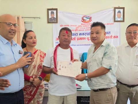 अर्जुनधाराका ७ अव्यवस्थित परिवारले पाए लालपुर्जा  